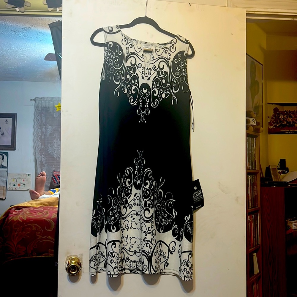 Black/white sleeveless dress